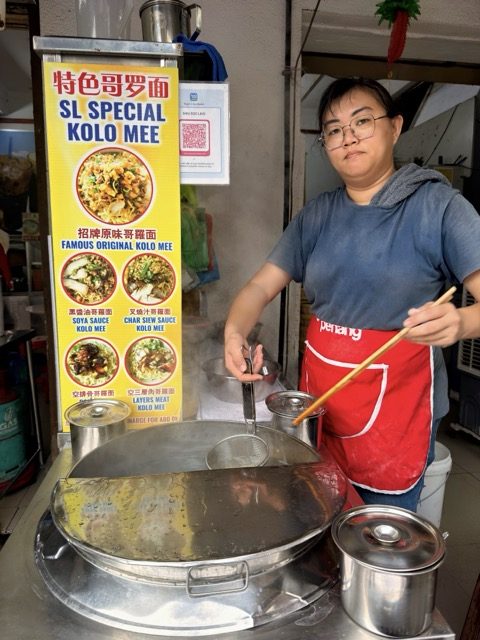Hawker cooking kolo mee